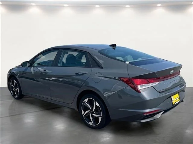 Used 2023 Gray Hyundai SEL image 4