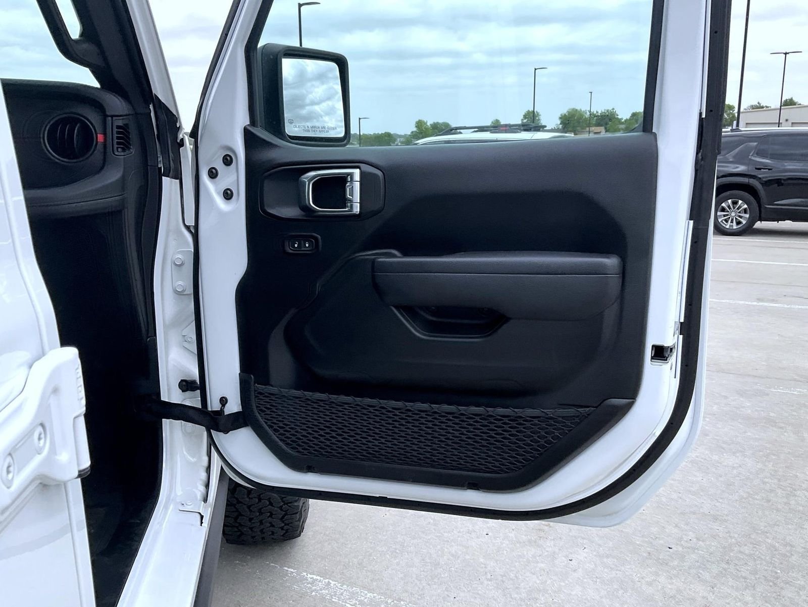 Used 2025 White/off-white Jeep Rubicon image 17