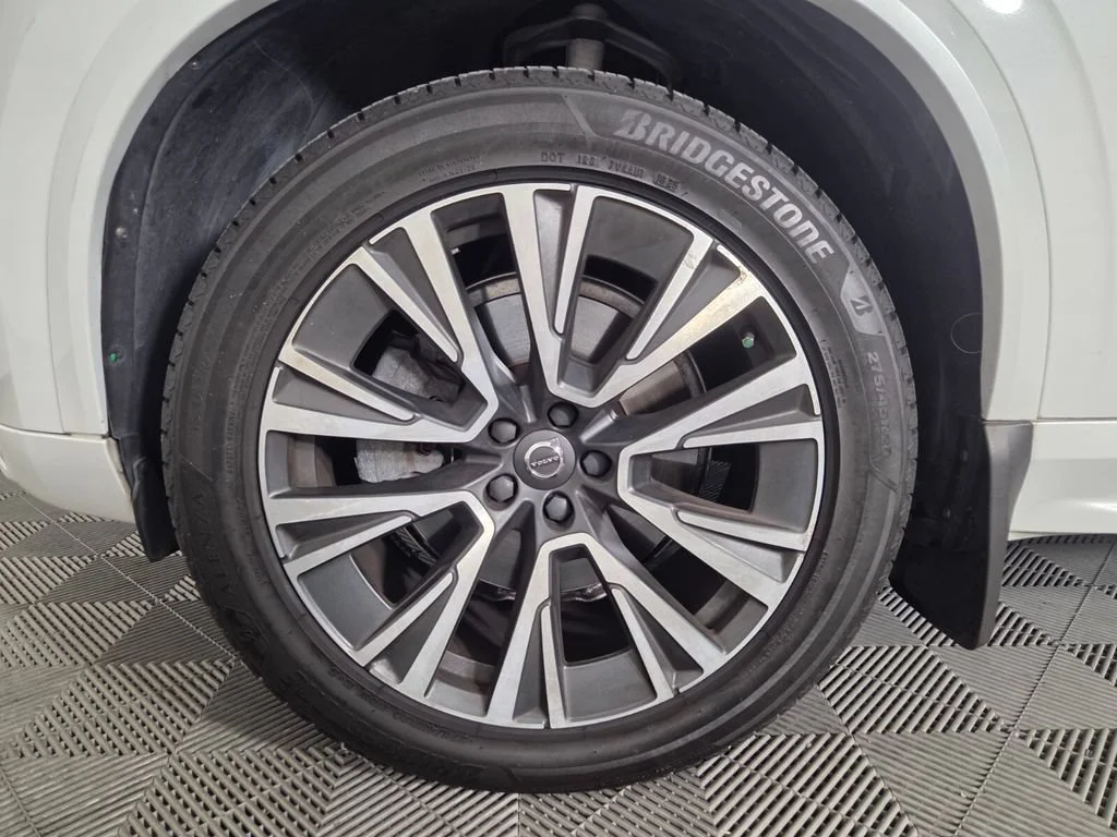 Used 2020 Crystal White Volvo Momentum image 8