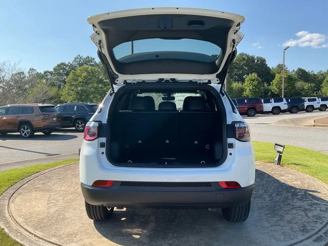 New 2026 Bright White Clearcoat Jeep Latitude image 26
