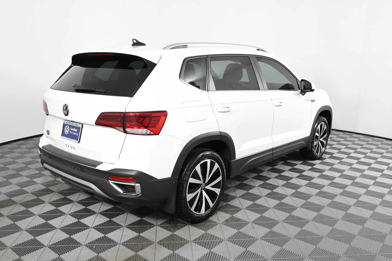 Certified Used 2024 Pure White Volkswagen SE image 5