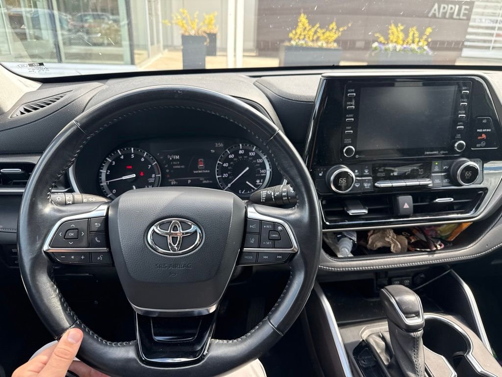 Used 2020 Silver Toyota XLE image 8