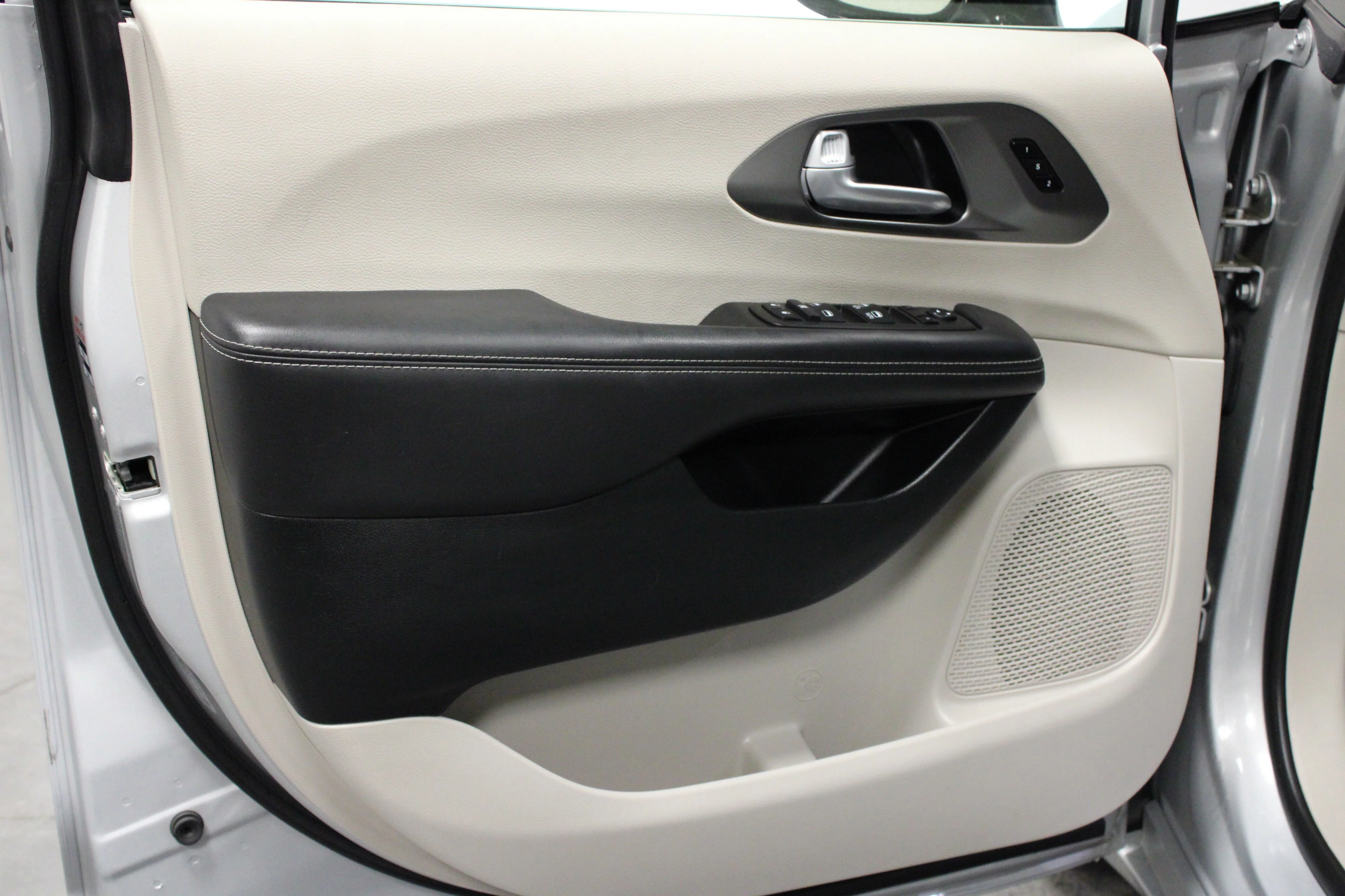 Used 2024 Silver Mist Clearcoat Chrysler Touring L image 11