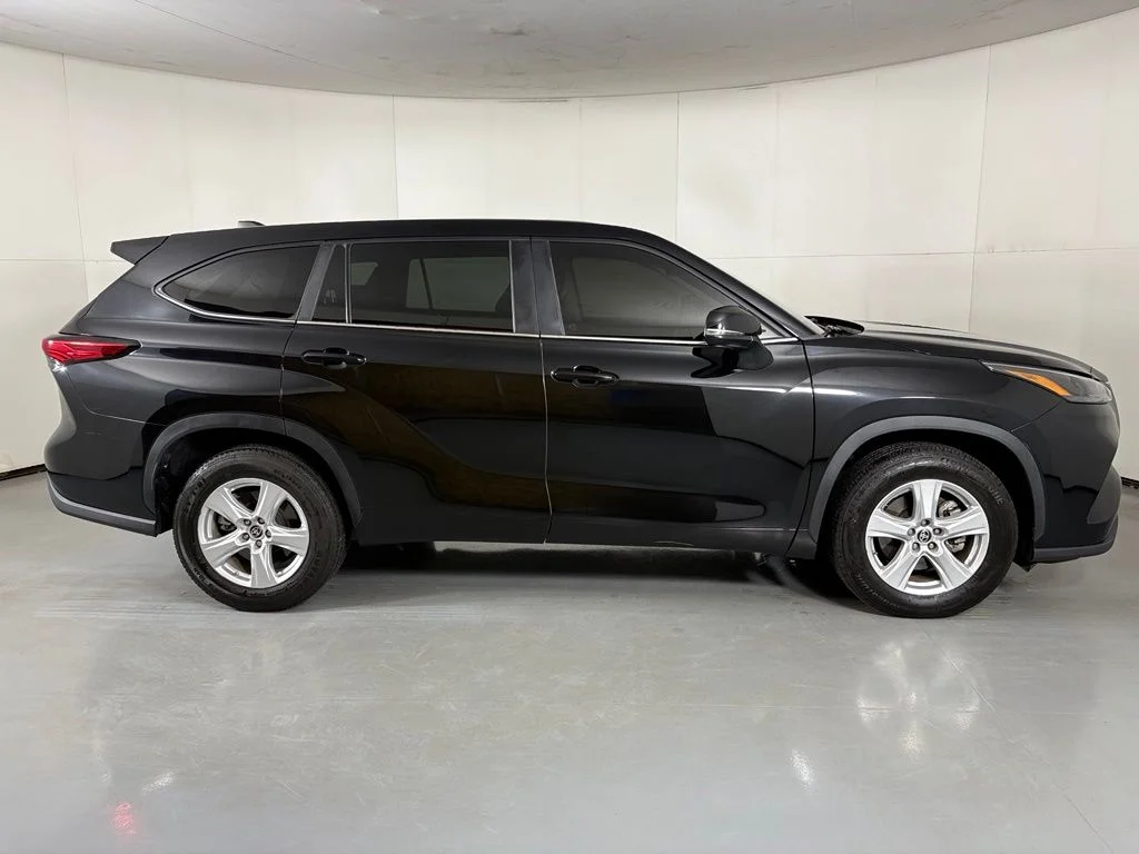 Used 2023 Black Toyota L image 9