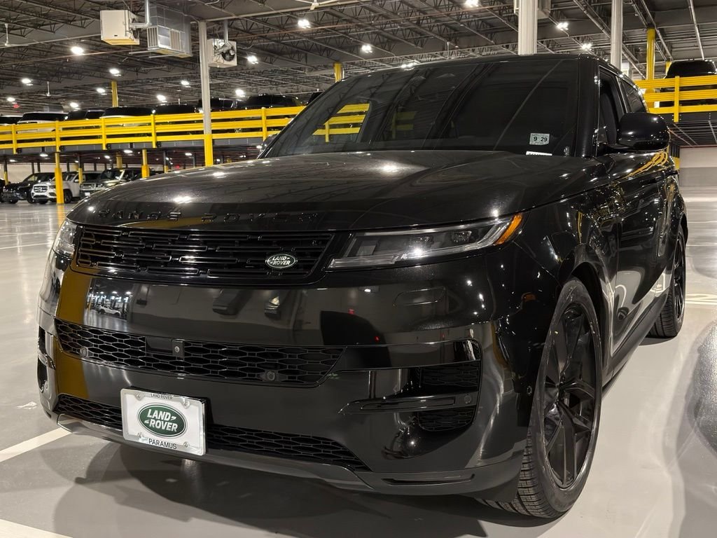 Used 2024  Land Rover SE image 1