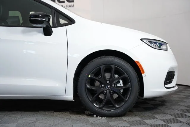 New 2026 Bright White Clear-Coat Exterior Paint Chrysler Select image 48