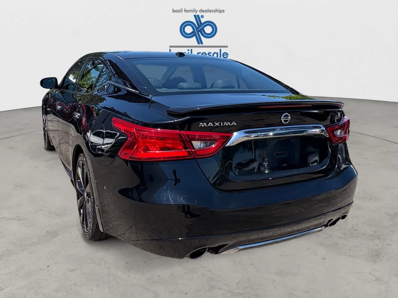 Used 2017 Super Black Nissan SR image 5