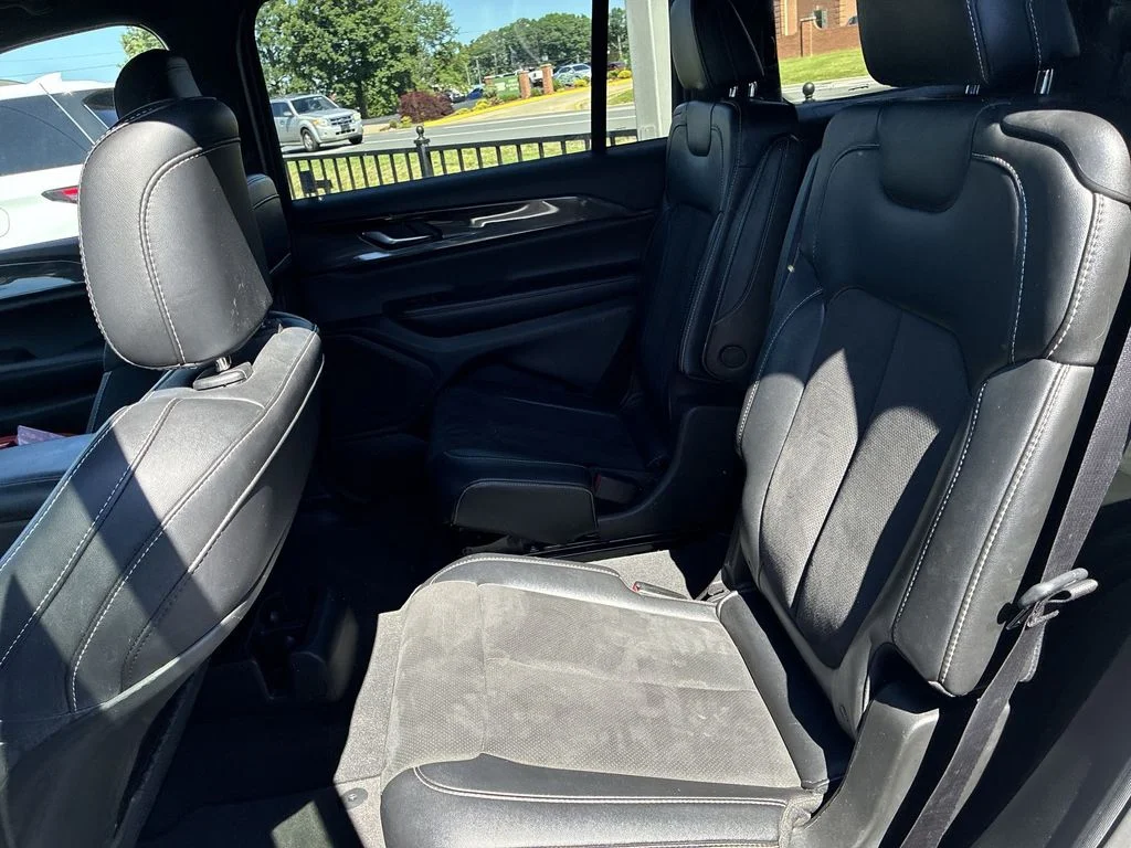 Used 2023 White/off-white Jeep Altitude image 19