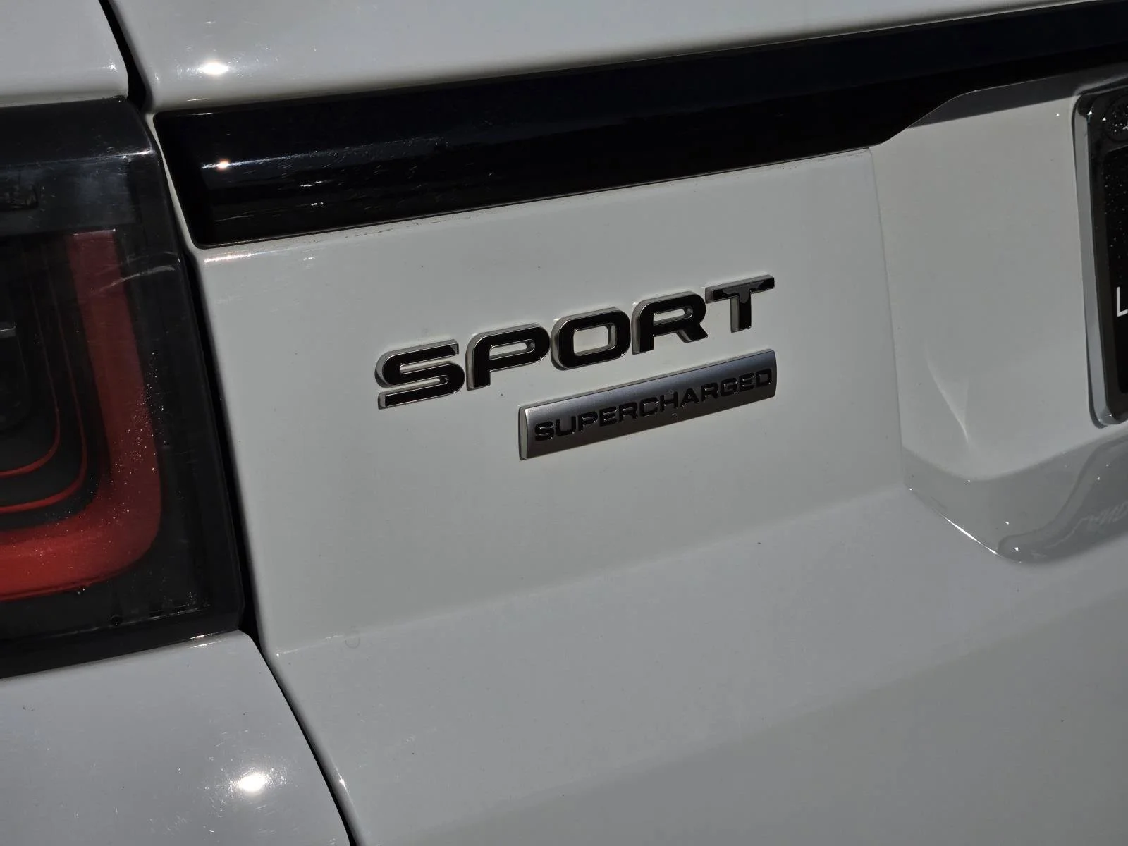 Used 2019 Fuji White Land Rover Dynamic image 8