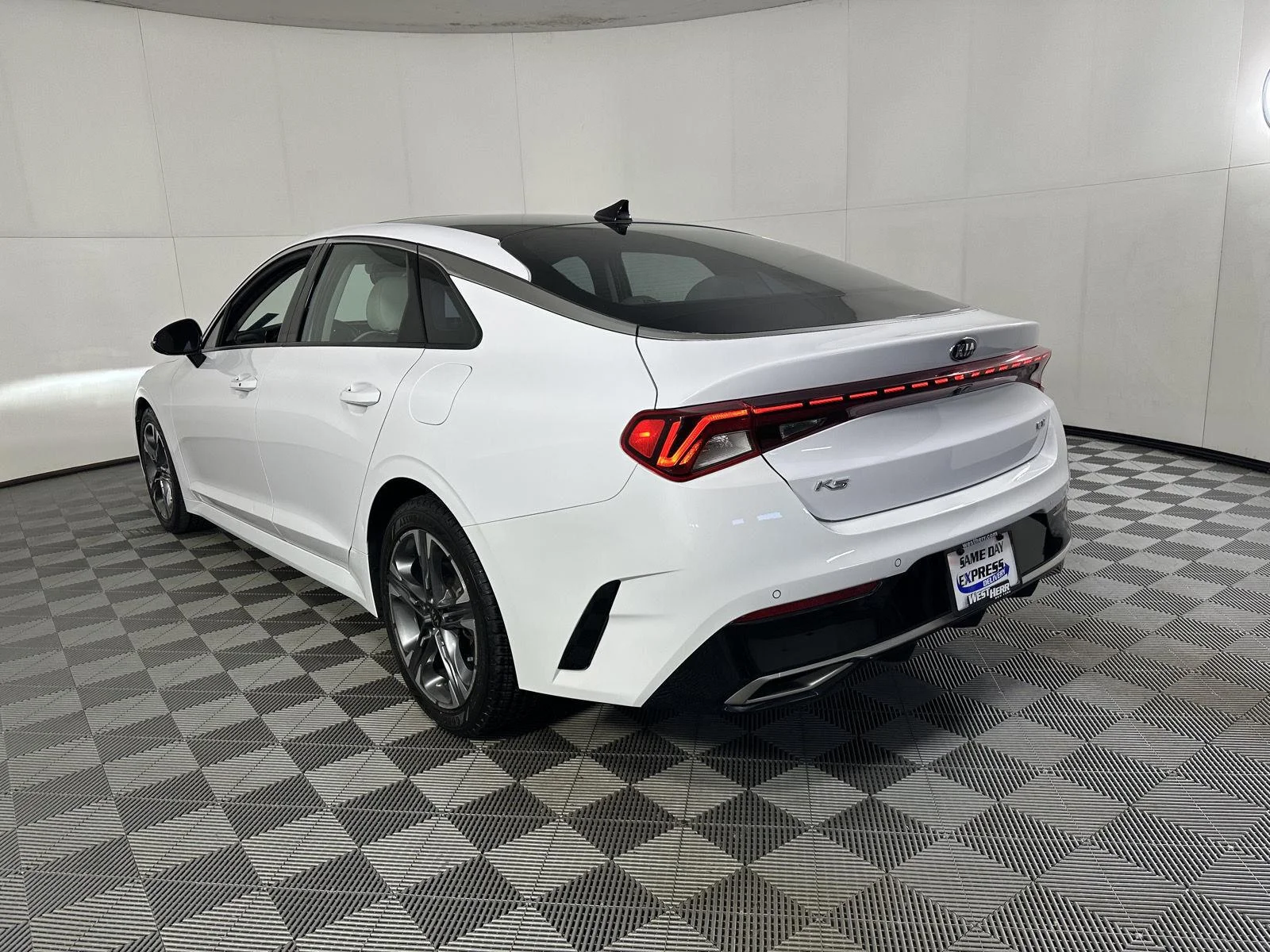 Used 2021 Glacial White Pearl Kia  image 28