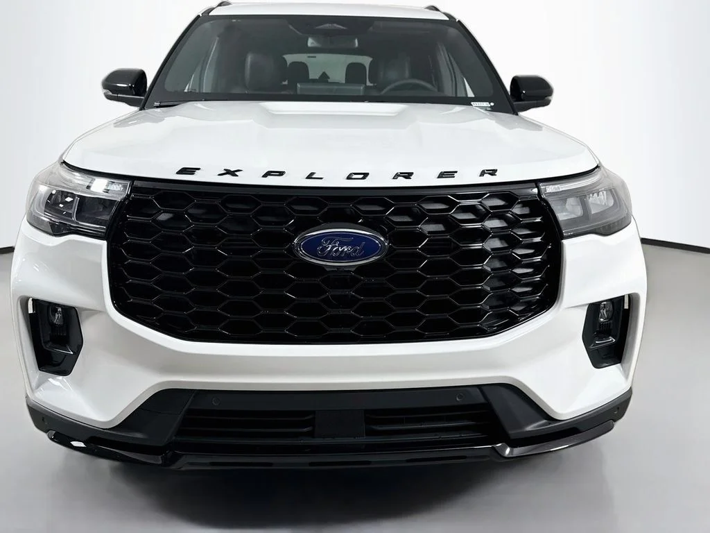 New 2026 Star White Metallic Tri-Coat Ford ST-Line image 2