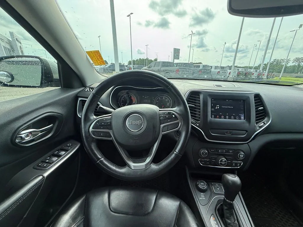 Used 2019 Silver Jeep Latitude Plus image 9