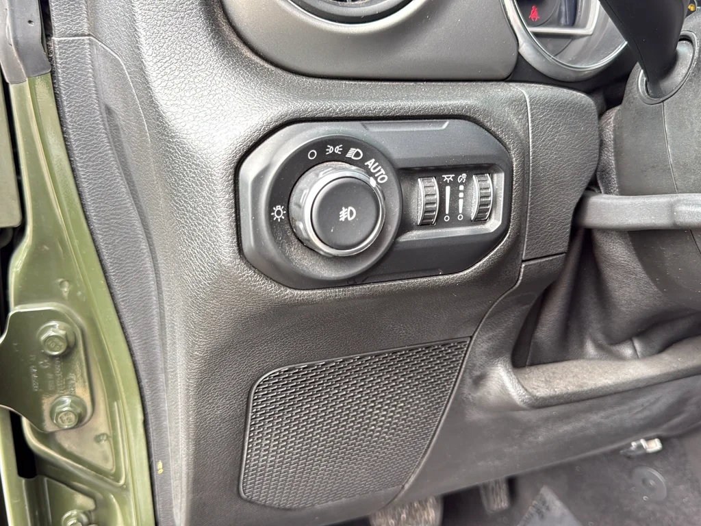 Used 2021 Green Jeep Sport S image 27