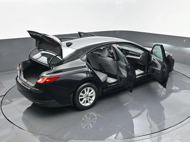 Used 2025  Toyota LE image 26