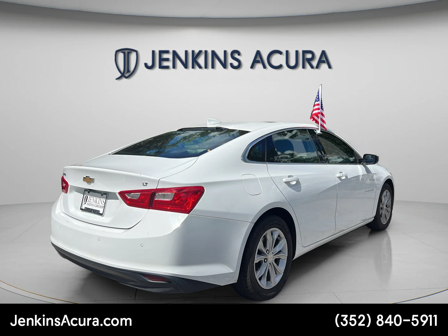 Used 2024 Summit White Chevrolet LT image 3