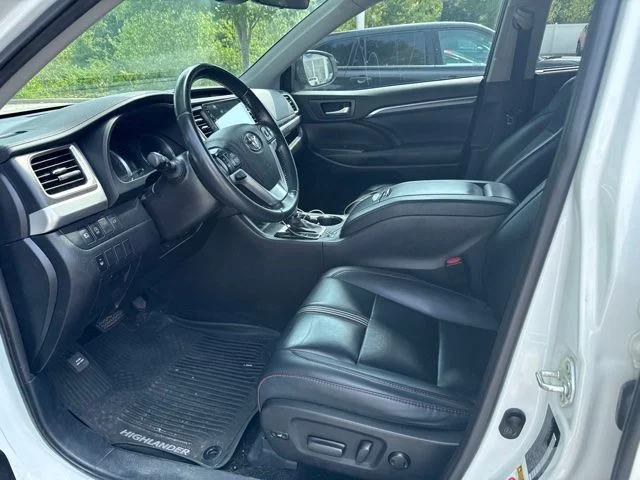 Used 2019 White Toyota SE image 9