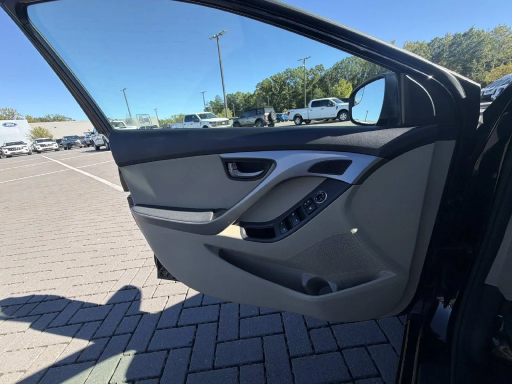 Used 2016 Black Hyundai SE image 14
