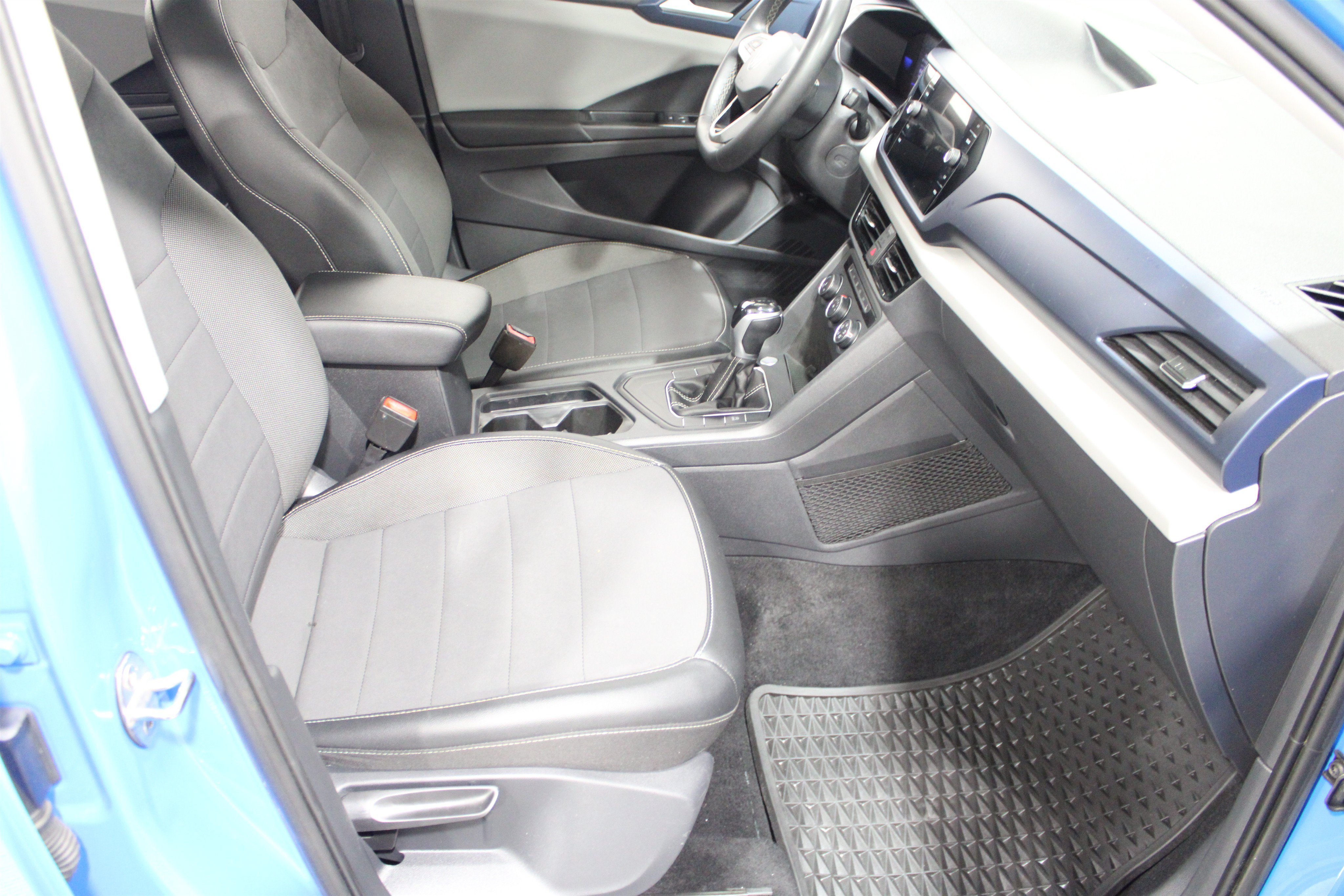 Used 2022 Blue Volkswagen SE image 23