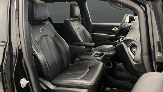 Used 2023 Brilliant Black Crystal Pearlcoat Chrysler Touring L image 24