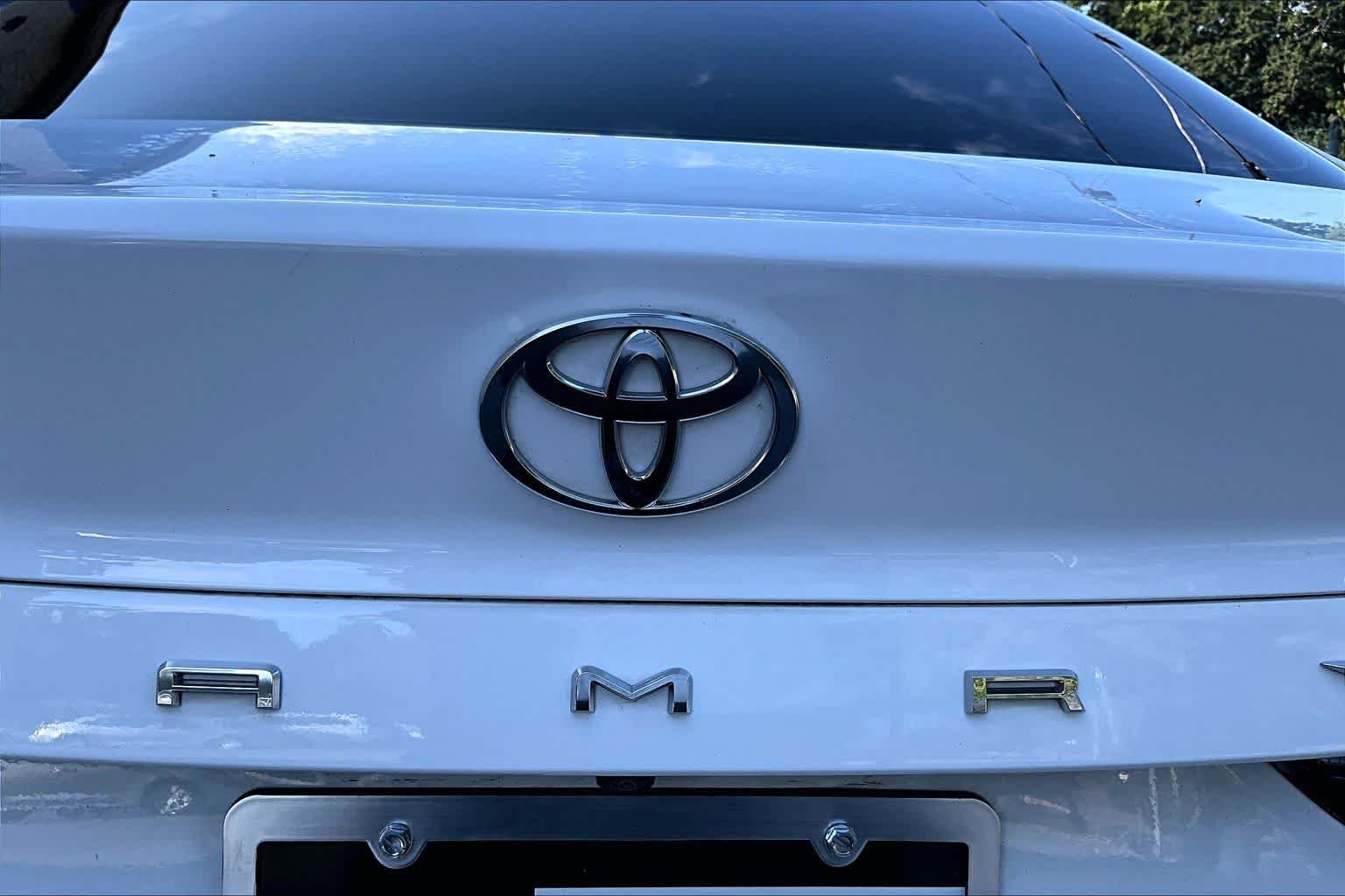 Used 2025 Ice Cap Toyota LE image 31