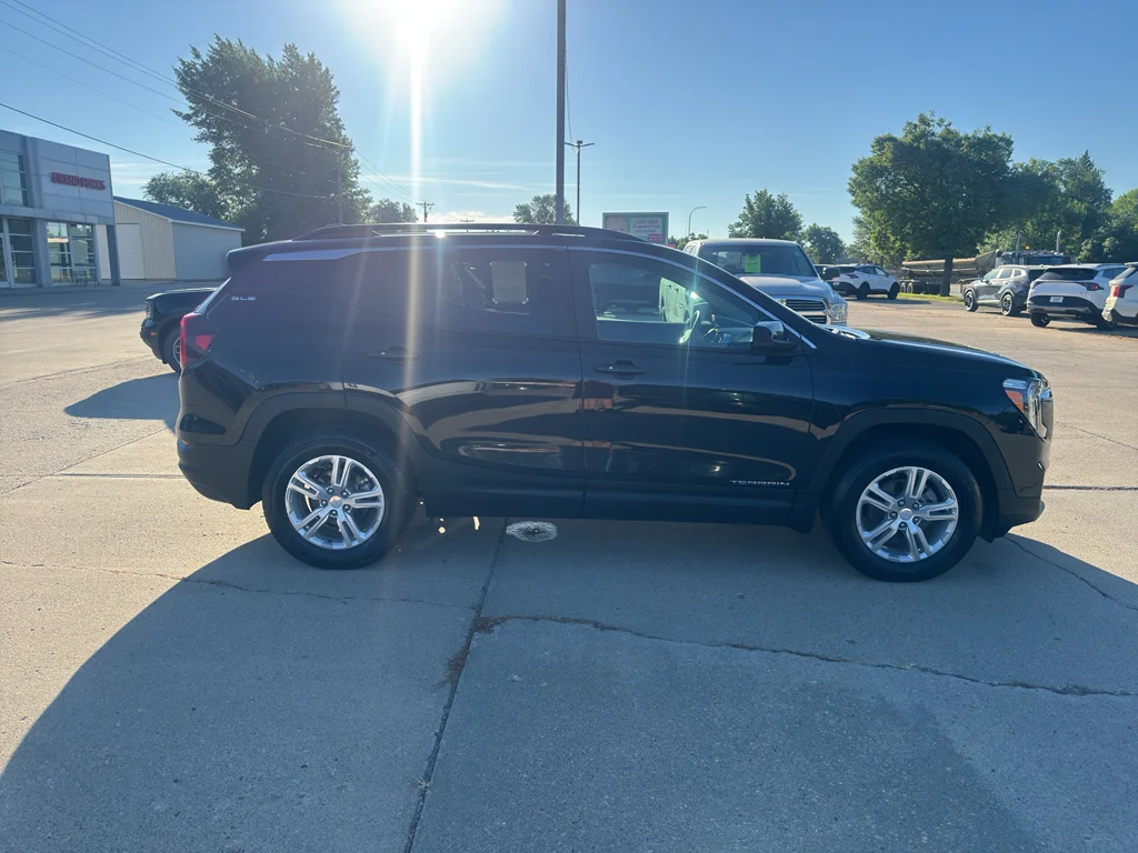 Used 2022 Ebony Twilight Metallic GMC SLE image 5