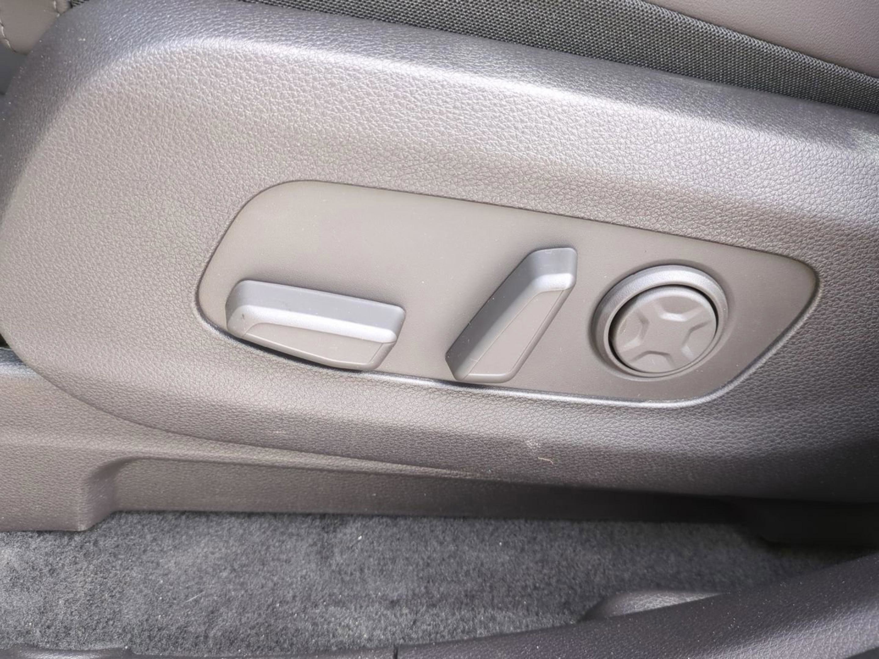 New 2026 Ivory Silver Kia EX image 24