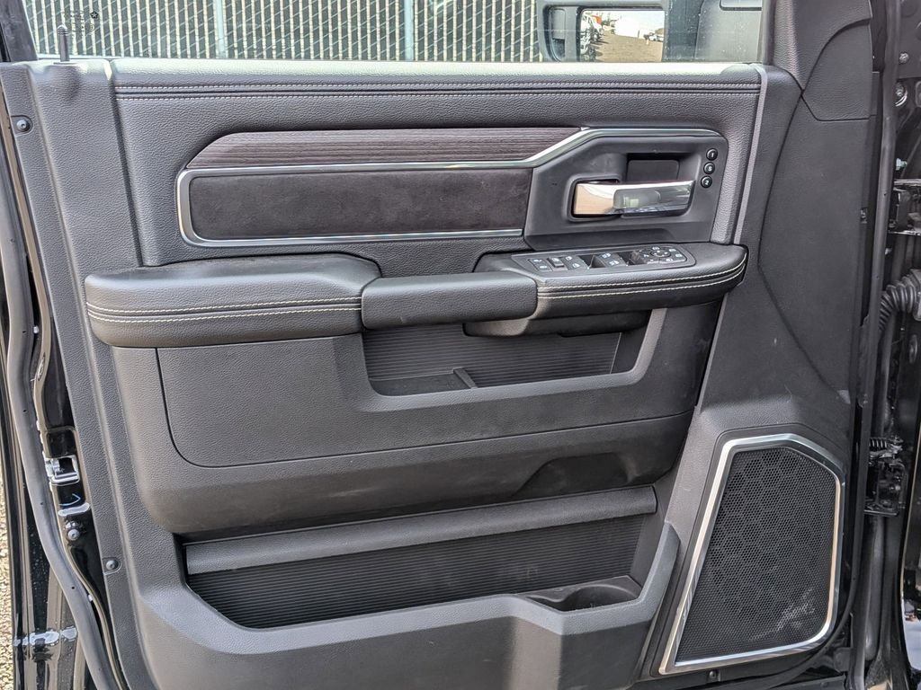 New 2026 Diamond Black Crystal Pearl-Coat Exterior Paint RAM Laramie image 10