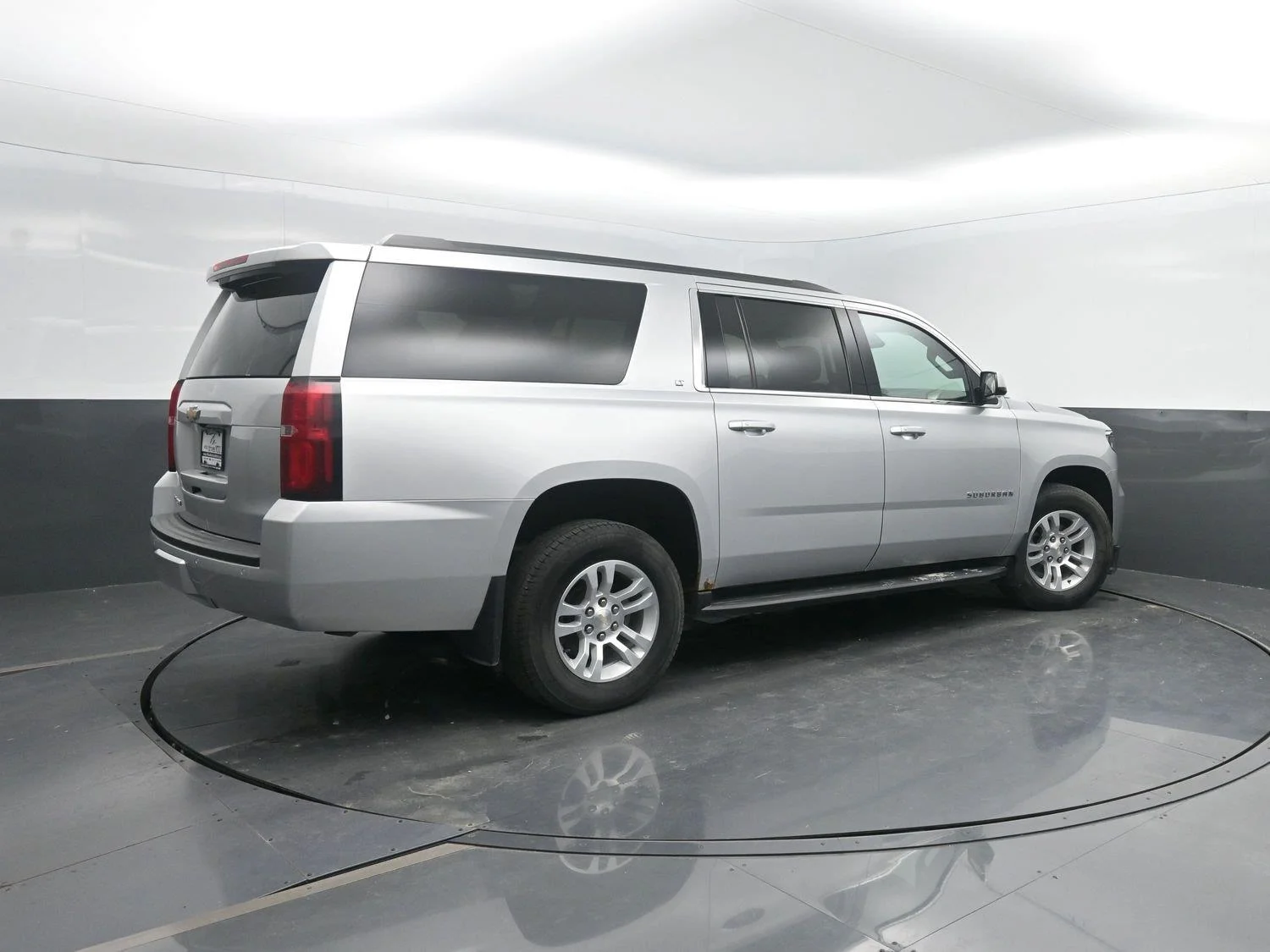 Used 2018 Chevrolet Suburban LT with VIN 1GNSKHKC2JR266357 for sale in Charles City, IA