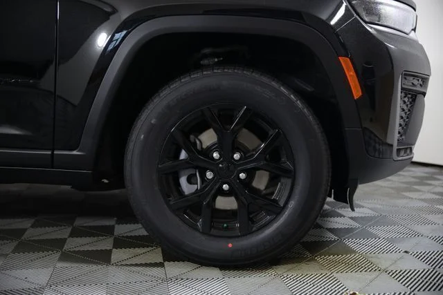New 2026 Diamond Black Crystal Pearlcoat Jeep Altitude image 28