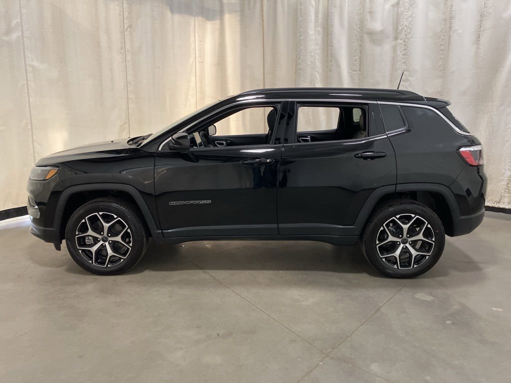 New 2026 Diamond Black Crystal Pearl-Coat Exterior Paint Jeep Limited image 19