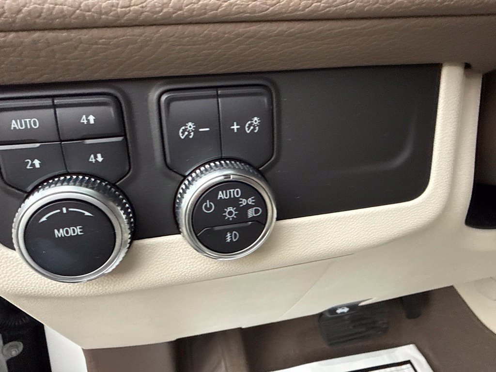 Used 2022 White GMC Denali image 24