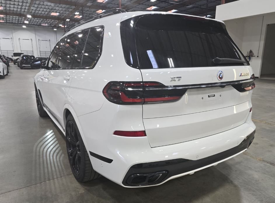 Used 2023 White BMW M60i image 4