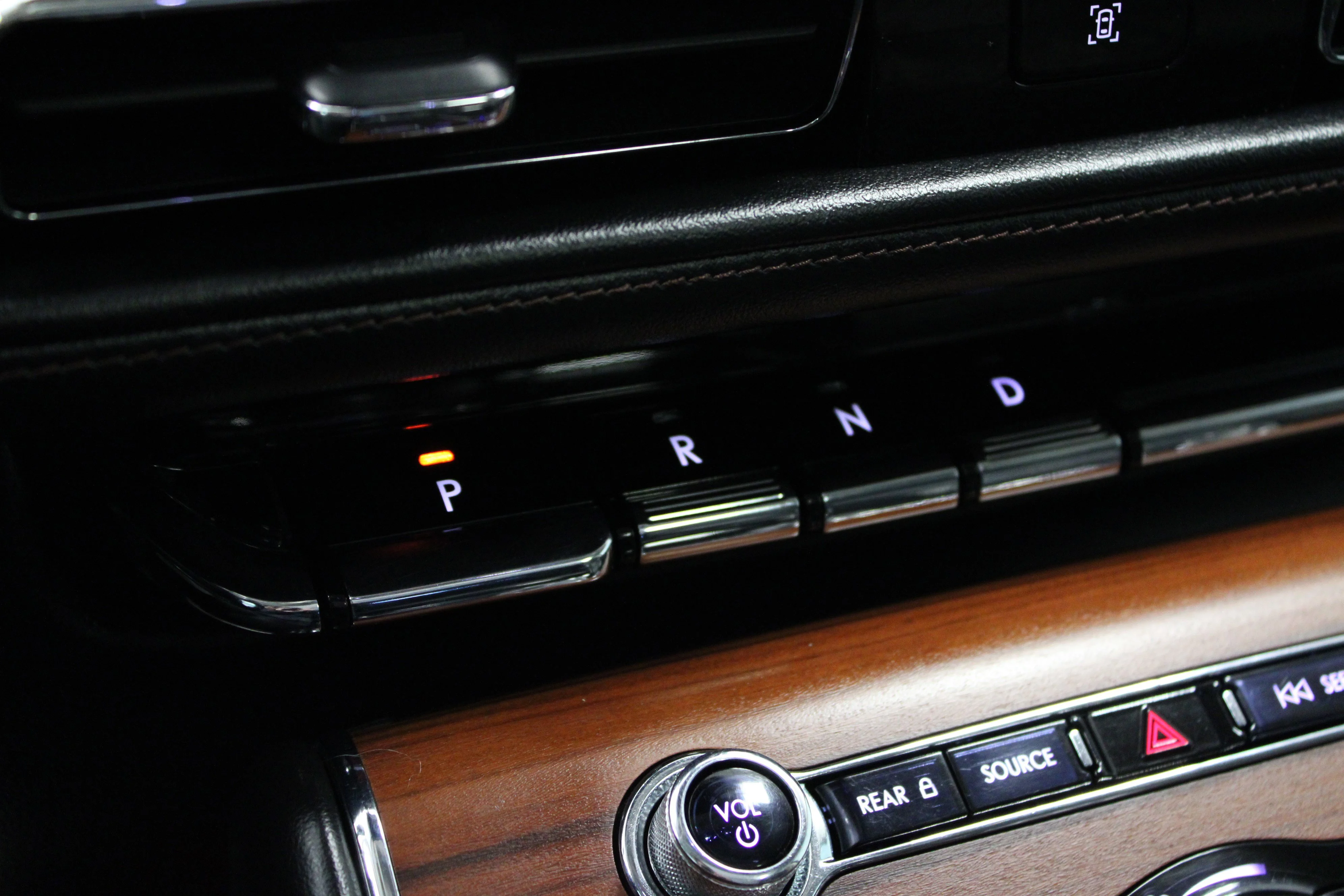 Used 2020 Magnetic Gray Lincoln Grand Touring image 24