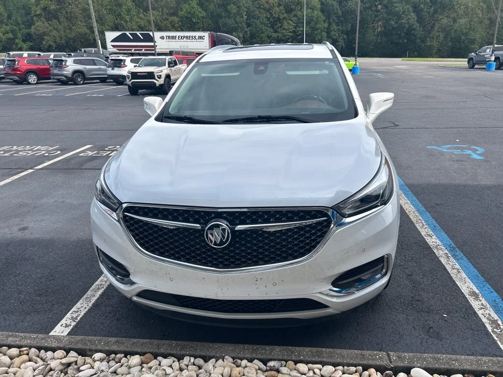 Used 2020 WHITE FROST TRICOAT Buick Avenir image 2