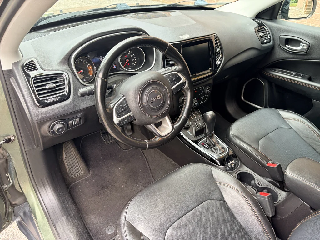 Used 2020 Olive Green Pearlcoat Jeep Limited image 12