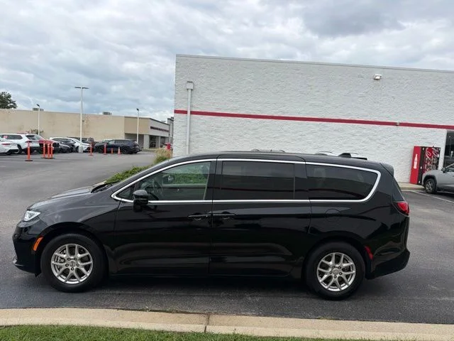 Used 2024 Black Chrysler Touring L image 4