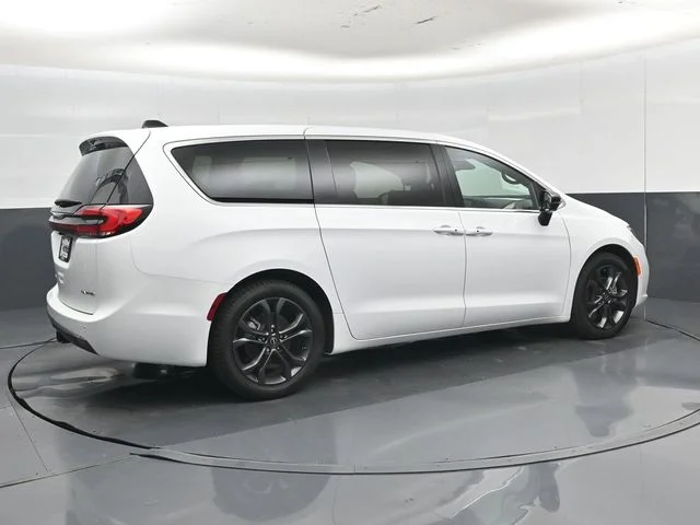 New 2026 Bright White Clear-Coat Exterior Paint Chrysler Limited image 3