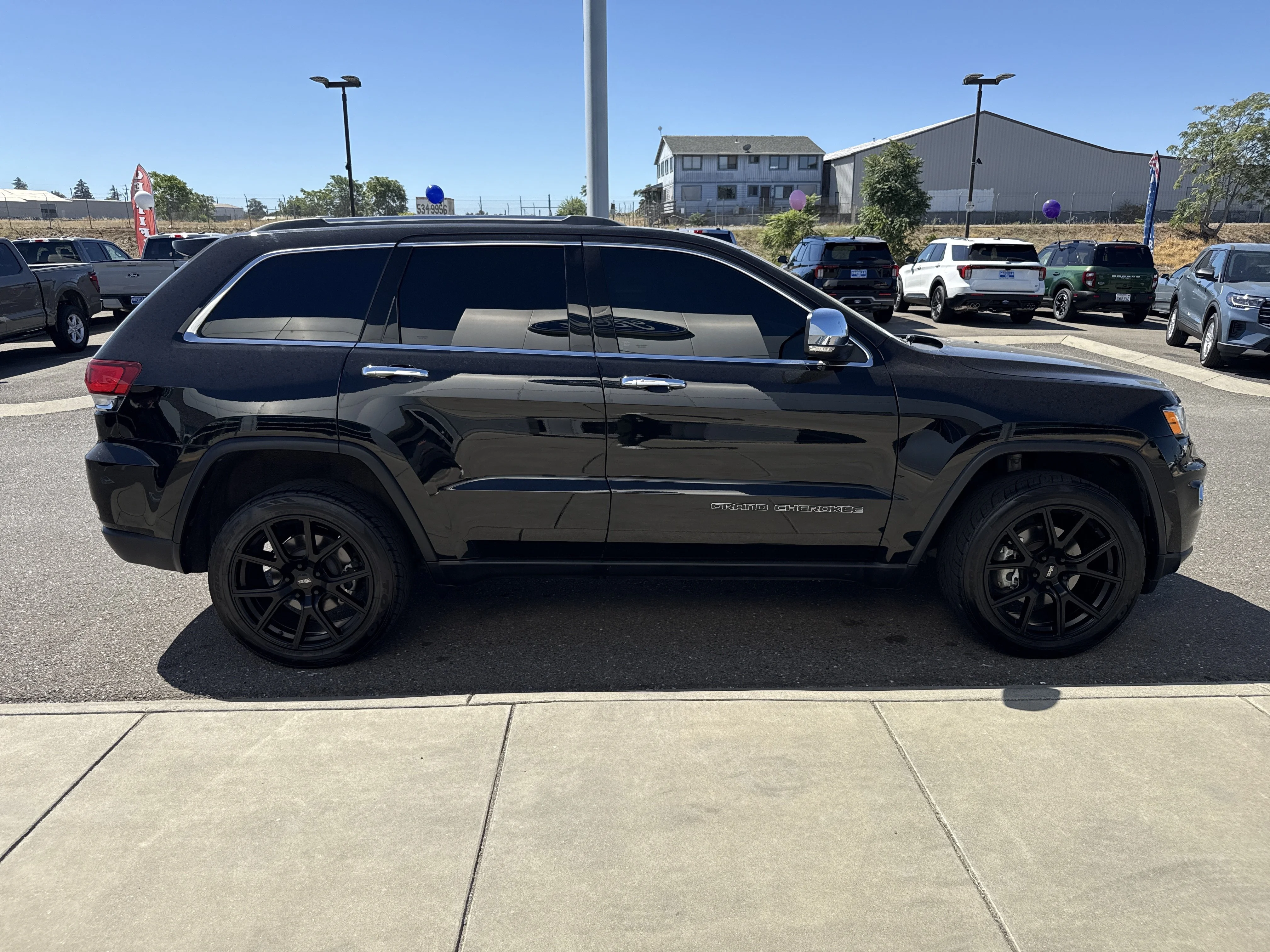 Used 2020 Diamond Black Crystal Pearlcoat Jeep Limited image 6