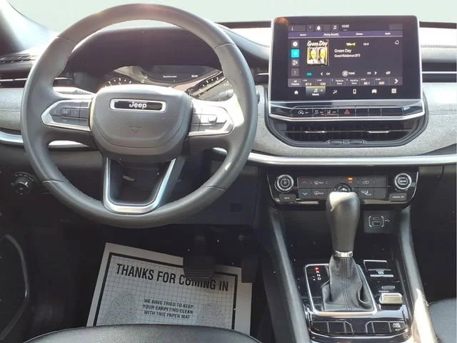 Used 2024  Jeep Latitude image 20
