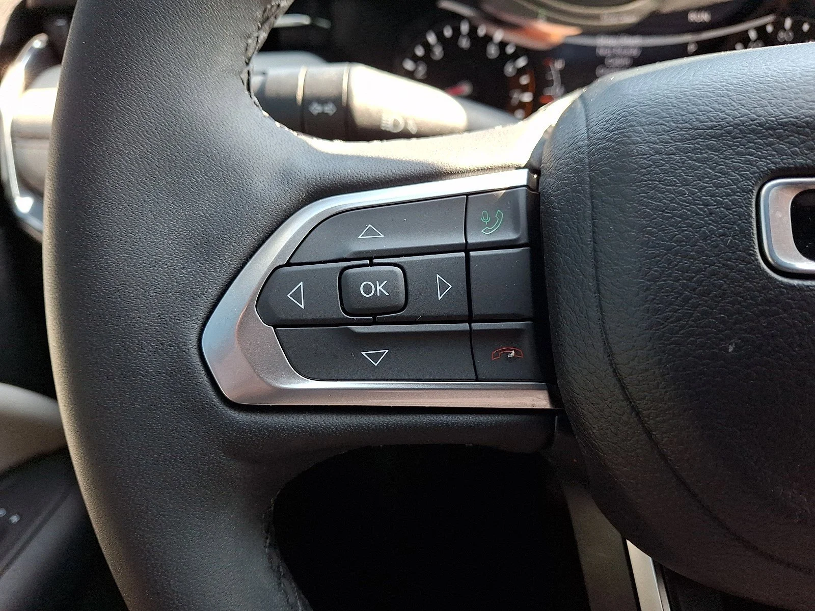 Used 2023 Diamond Black Crystal Pearlcoat Jeep Limited image 21