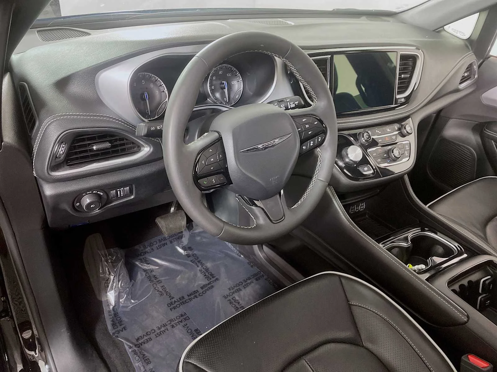 Used 2025 Diamond Black Crystal Pearlcoat Chrysler Limited image 7