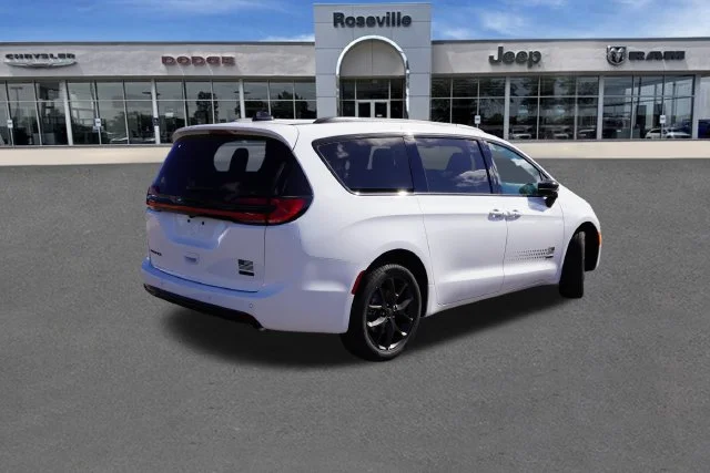 New 2027 Bright White Clear-Coat Paint Chrysler Select image 3