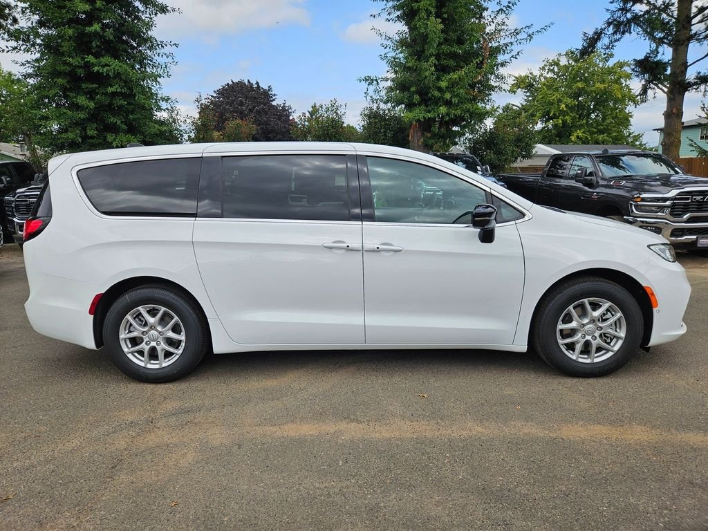 2026 Chrysler Pacifica Select - Photo 8