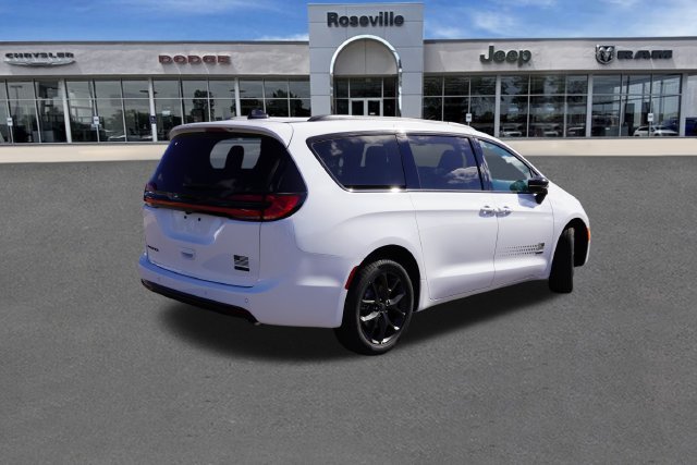 New 2027 Bright White Clear-Coat Paint Chrysler Select image 3