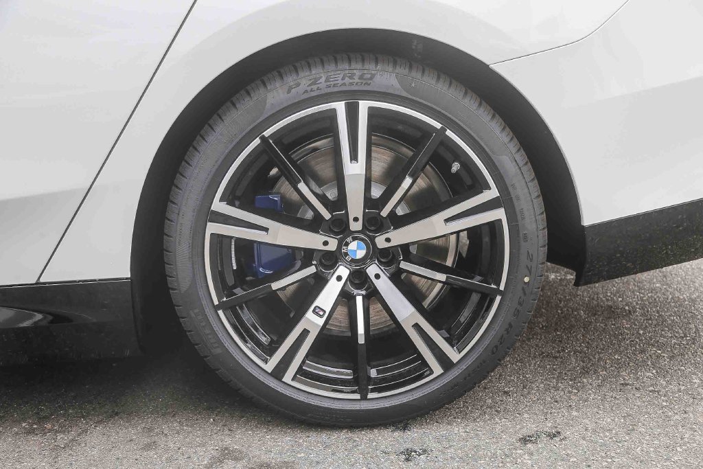 New 2027 Alpine White BMW 550e xDrive image 8