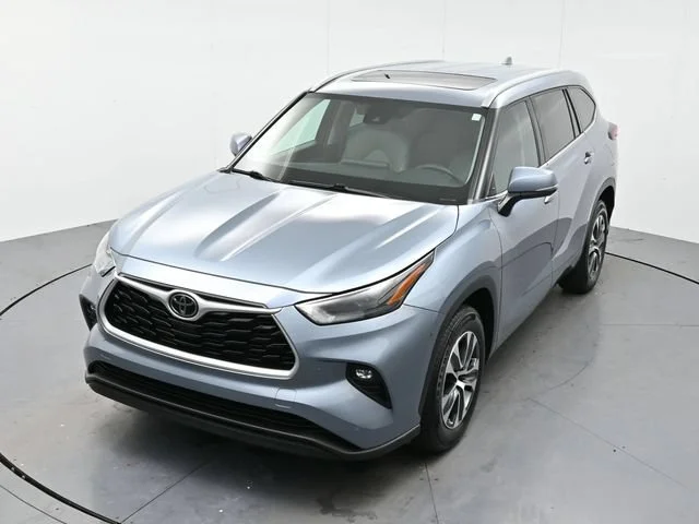 Used 2022 Moon Dust Toyota XLE image 36