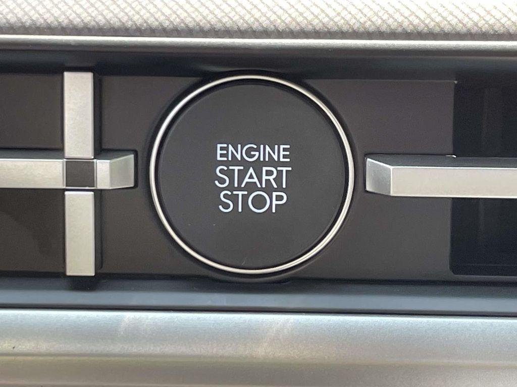 New 2027 White Hyundai SE AWD image 30