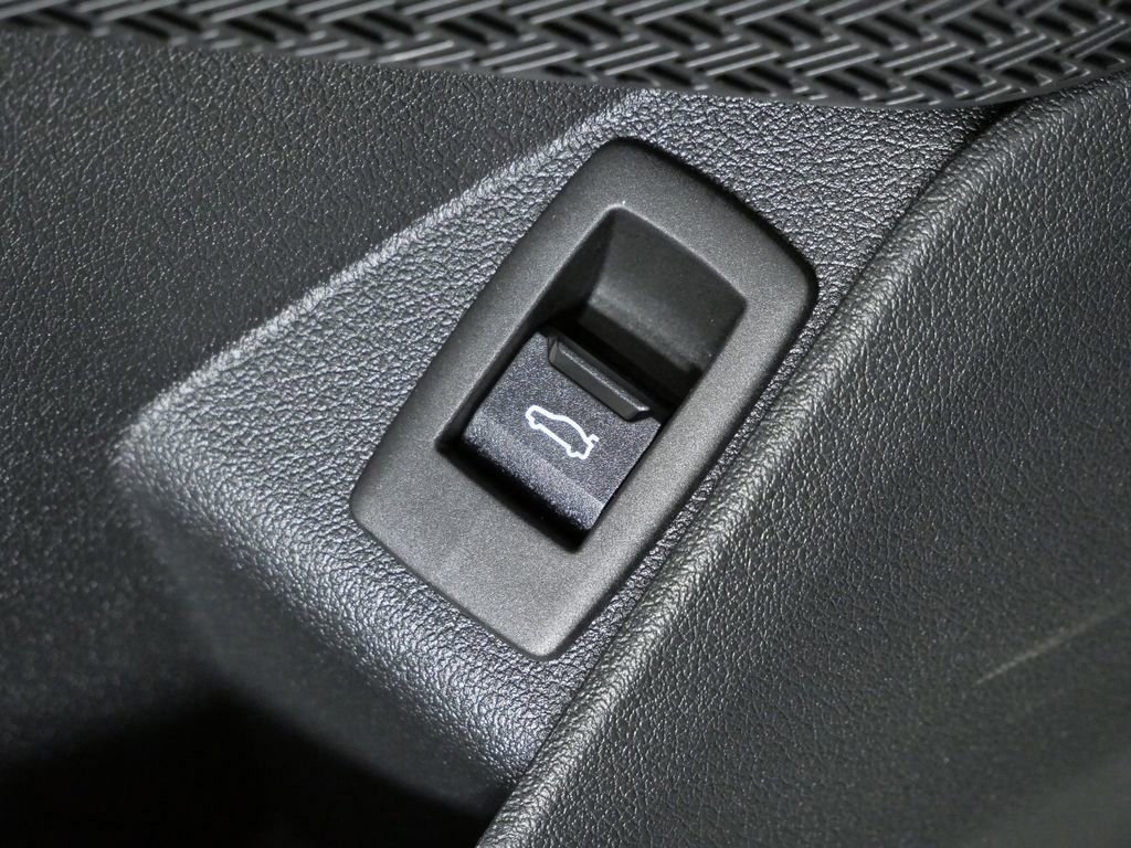 Used 2026 Space Silver Metallic BMW xDrive28i image 36