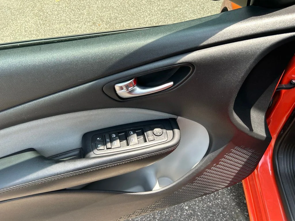 Used 2015 Orange Dodge SXT image 15