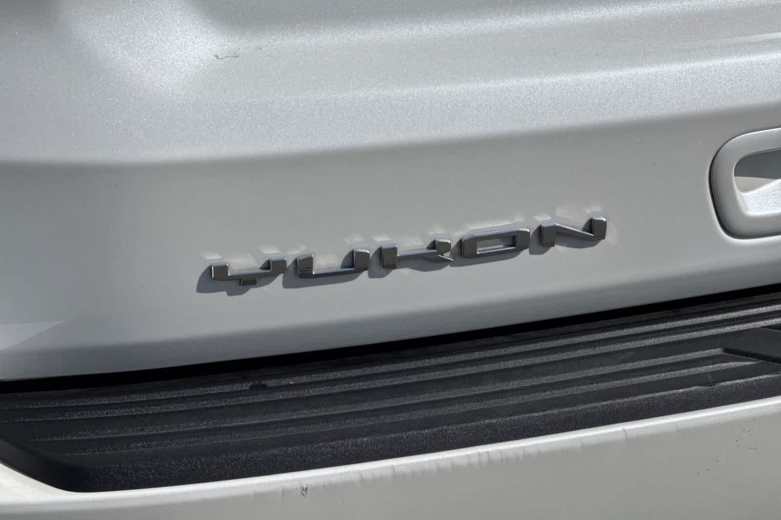 Used 2022 White Frost Tricoat GMC Denali image 35